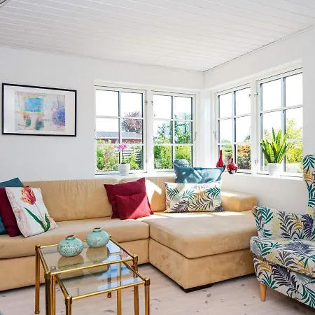 4 Person In Malling-by Traum